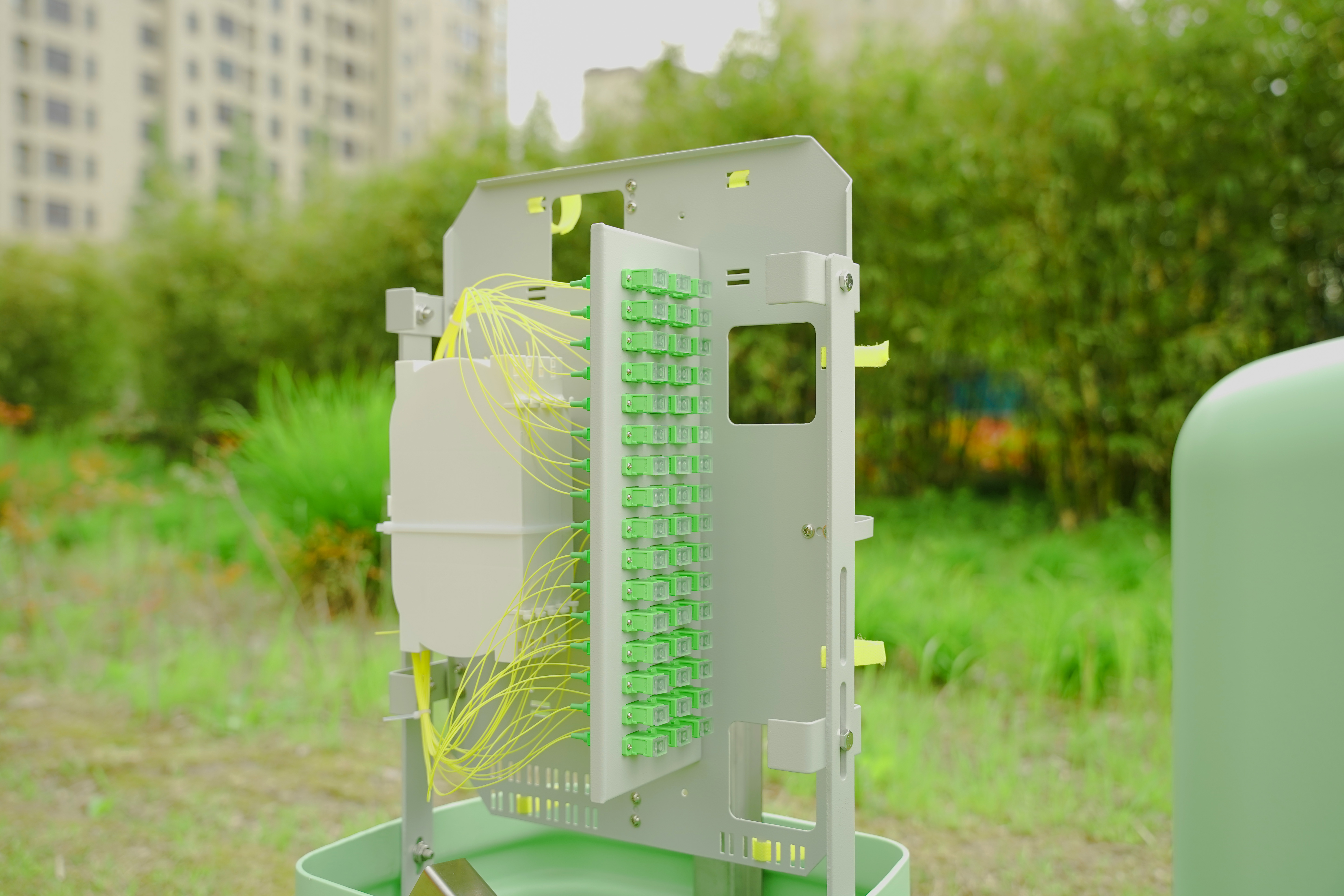 How to Install Fiber Optic Cable in an Outdoor Pedestal(2) كيفية تركيب كابل الألياف الضوئية على قاعدة خارجية (2)