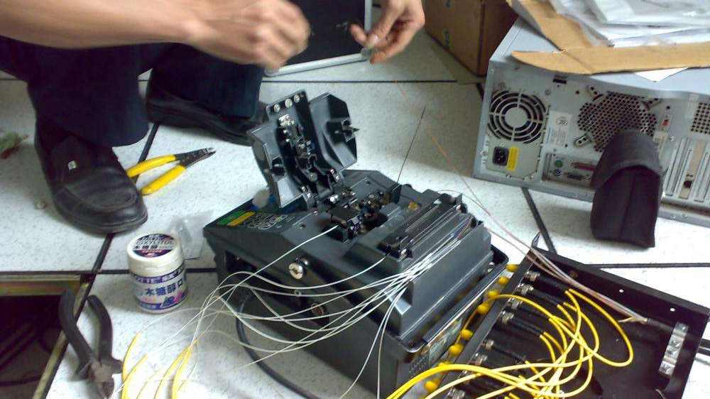 FTTH Fiber Splicing Step Guide دليل خطوة ربط الألياف FTTH