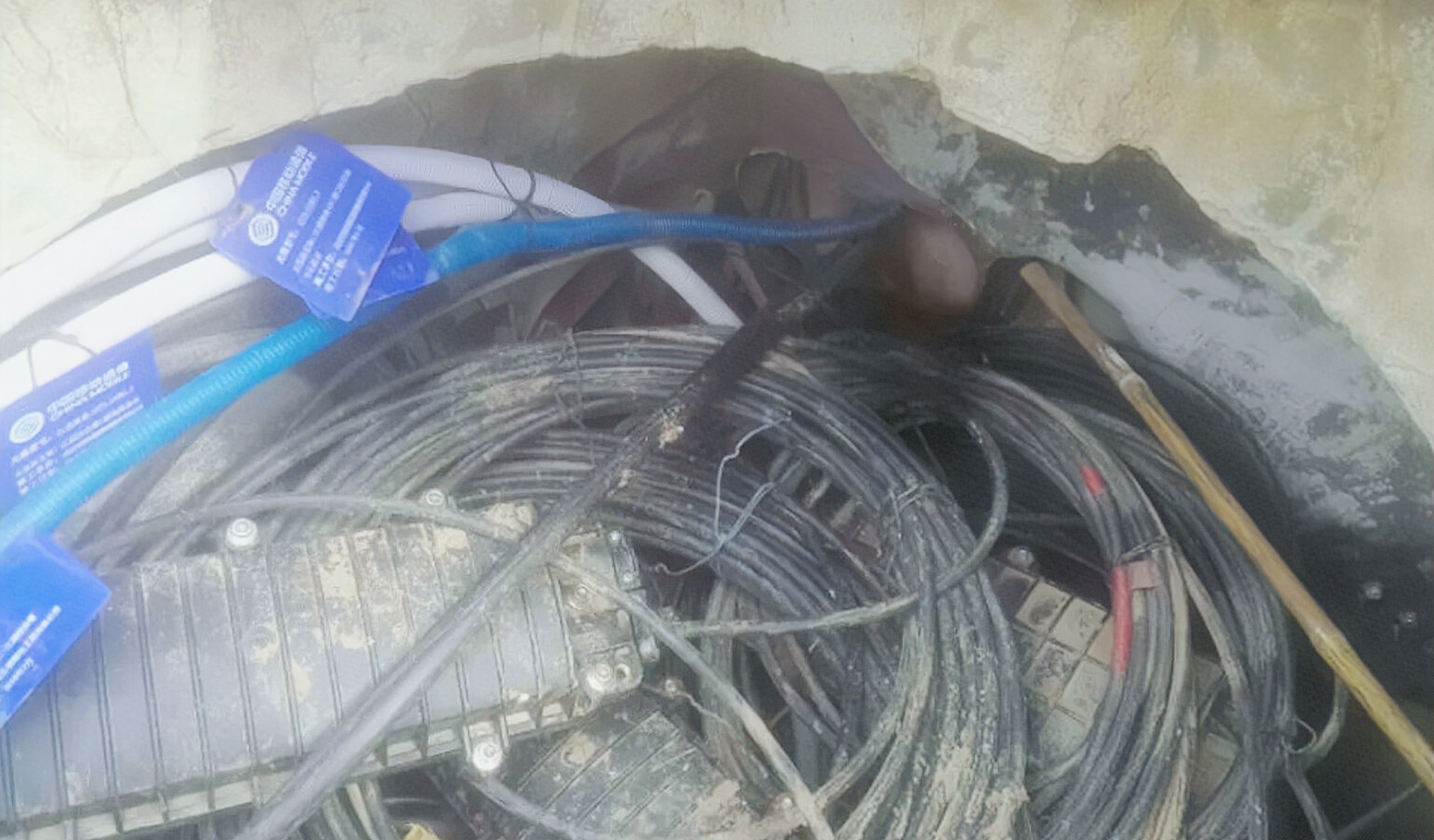 alt أنابيب الاتصالات المزدحمة تحت الأرض(1)