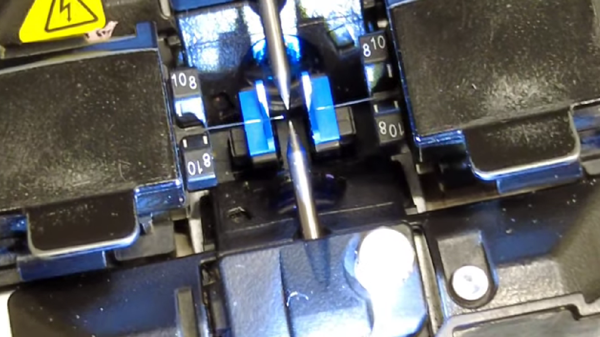 alt كيفية لصق كابلات الألياف الضوئية(1)